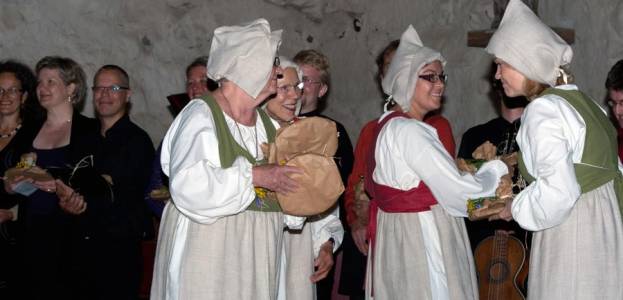 SG avustajia kukkien jaossa