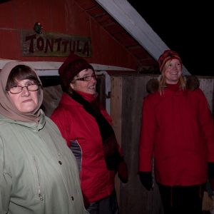 Tonttulan portsarit työssä - taiteilija Telle Tamminen on keskimmäisenä - 