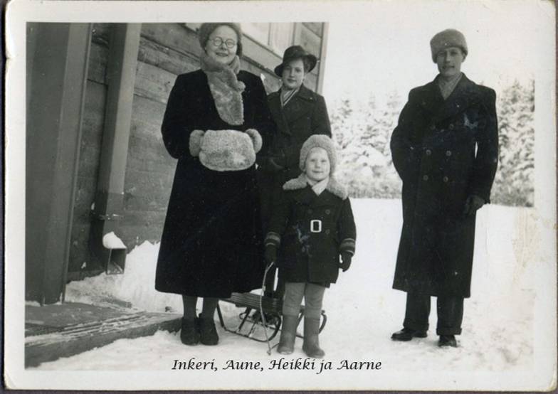 Heikki vanhempineen ja Aune-tädin kanssa